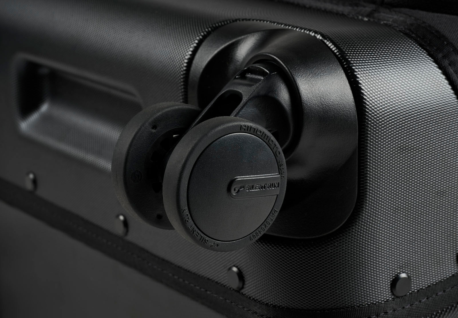 4W30 Aegis Check-In 4-Wheel Hybrid Duffel